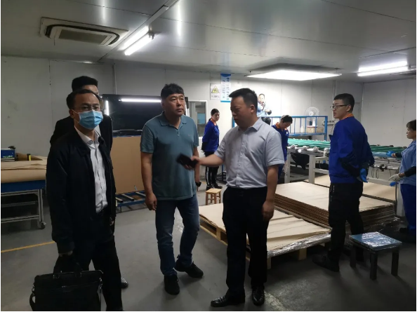 陪同政府園區赴特種玻璃深加工投資選址項目方對接考察，深度交流，為合作奠定堅實基礎