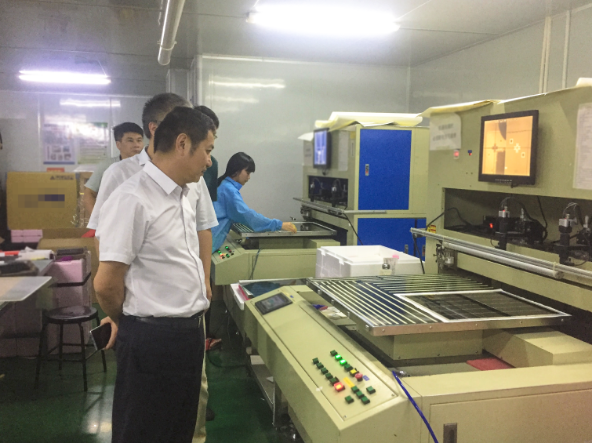 陪同政府園區(qū)赴液晶顯示屏投資選址項目方對接考察，積極轉(zhuǎn)化考察實(shí)效，推進(jìn)項目合作進(jìn)程