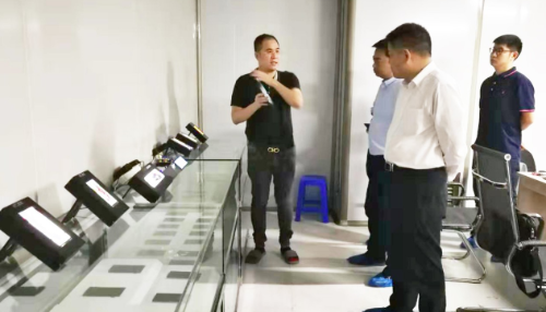 在高端顯示屏擴建投資選址項目方總部基地舉行對接會，細化合作方案，確保優(yōu)質項目順利推進