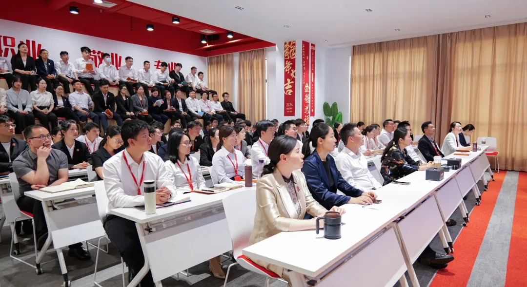 東方龍商務集團組織開展普法教育專題講座，加強企業文化建設，營造良好發展氛圍！