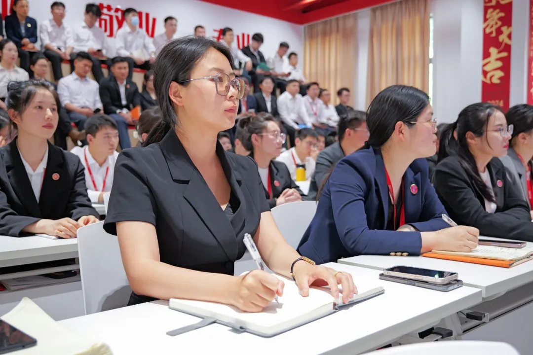 東方龍商務集團組織開展普法教育專題講座，加強企業文化建設，營造良好發展氛圍！